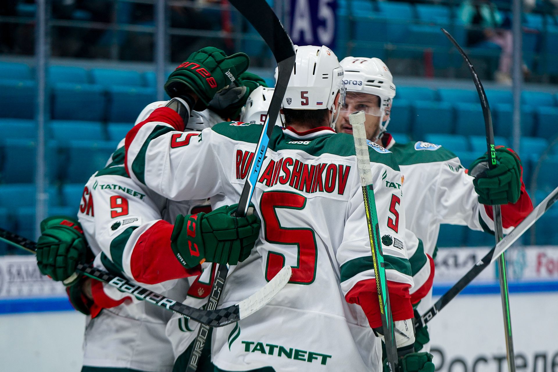 Ак барс салават юлаев прогноз. Pilhstrom Салават Юлаев. Триколор KHL Prime. Раздевалка АК Барс КХЛ. Хк Салават Юлаев чемпион.