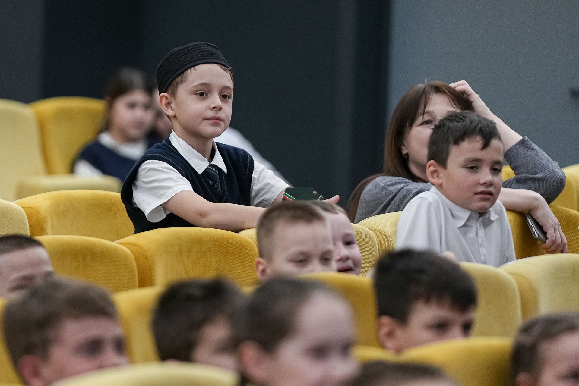 Фото Игроки «Ак барса» провели урок хоккея в полилингвальном корпусе школы 